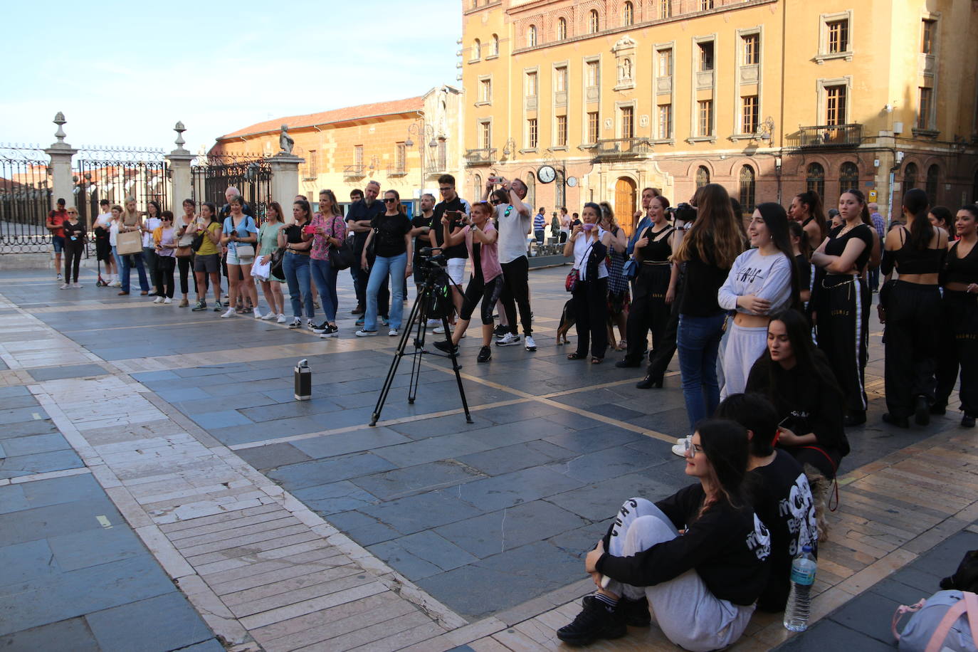 Las 'minis' y las boomis de Cras Dance bailan para leonoticias en la plaza de Regla.