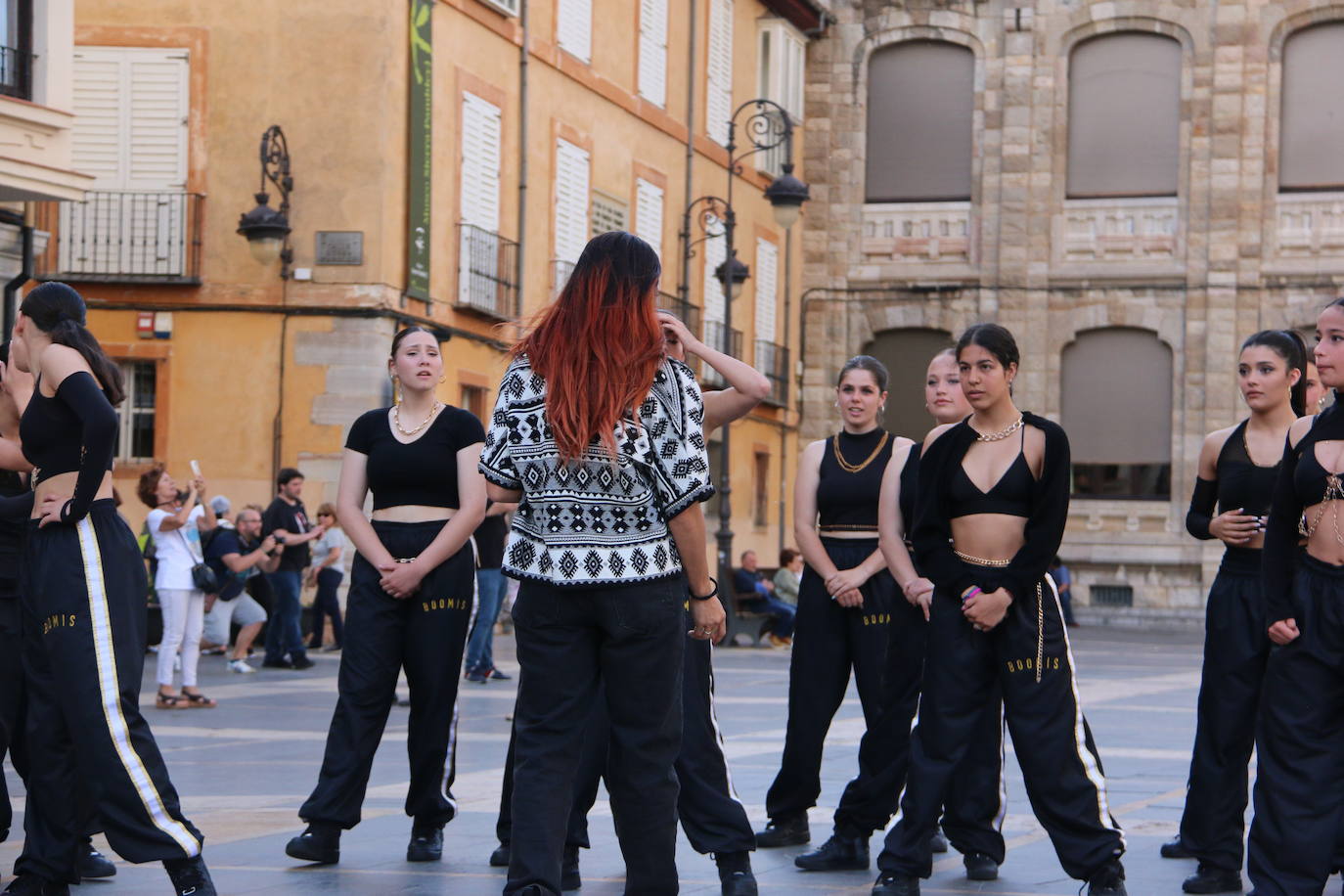 Las 'minis' y las boomis de Cras Dance bailan para leonoticias en la plaza de Regla.