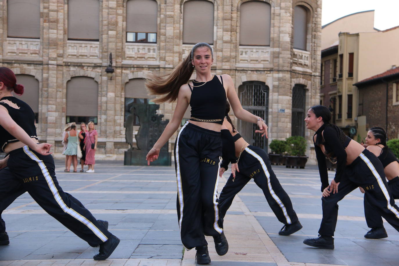 Las 'minis' y las boomis de Cras Dance bailan para leonoticias en la plaza de Regla.