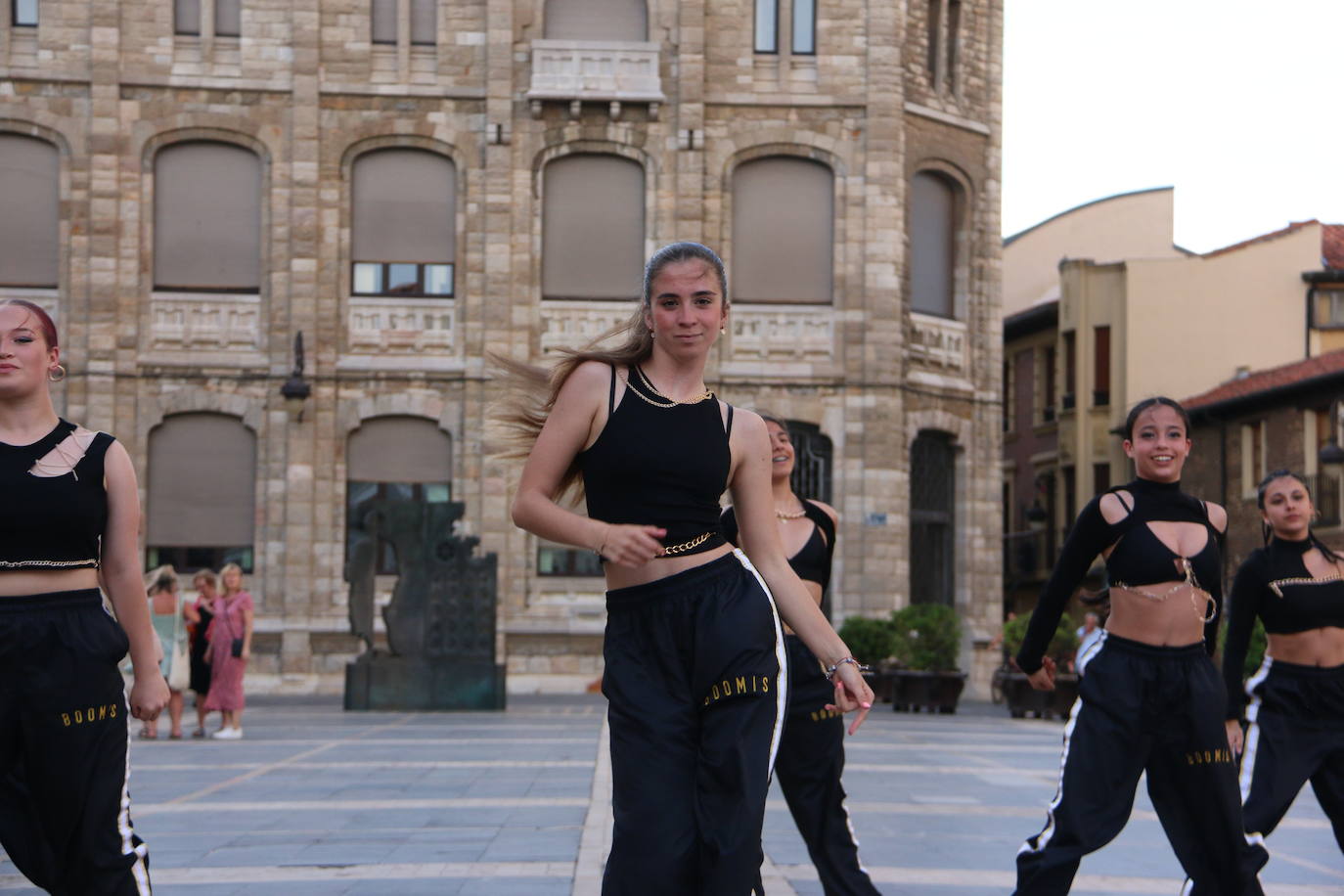 Las 'minis' y las boomis de Cras Dance bailan para leonoticias en la plaza de Regla.