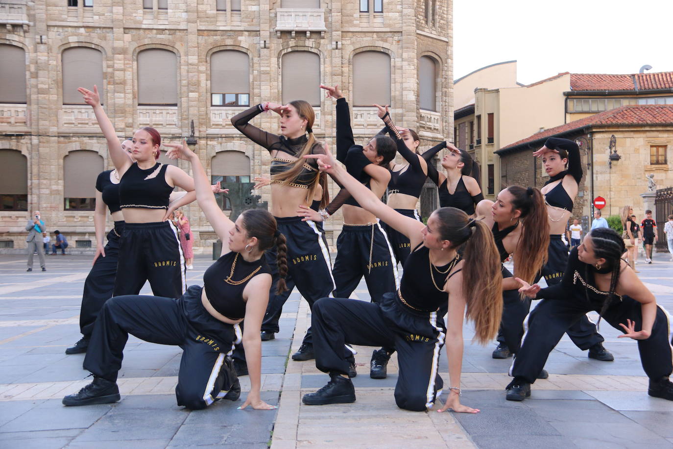 Las 'minis' y las boomis de Cras Dance bailan para leonoticias en la plaza de Regla.