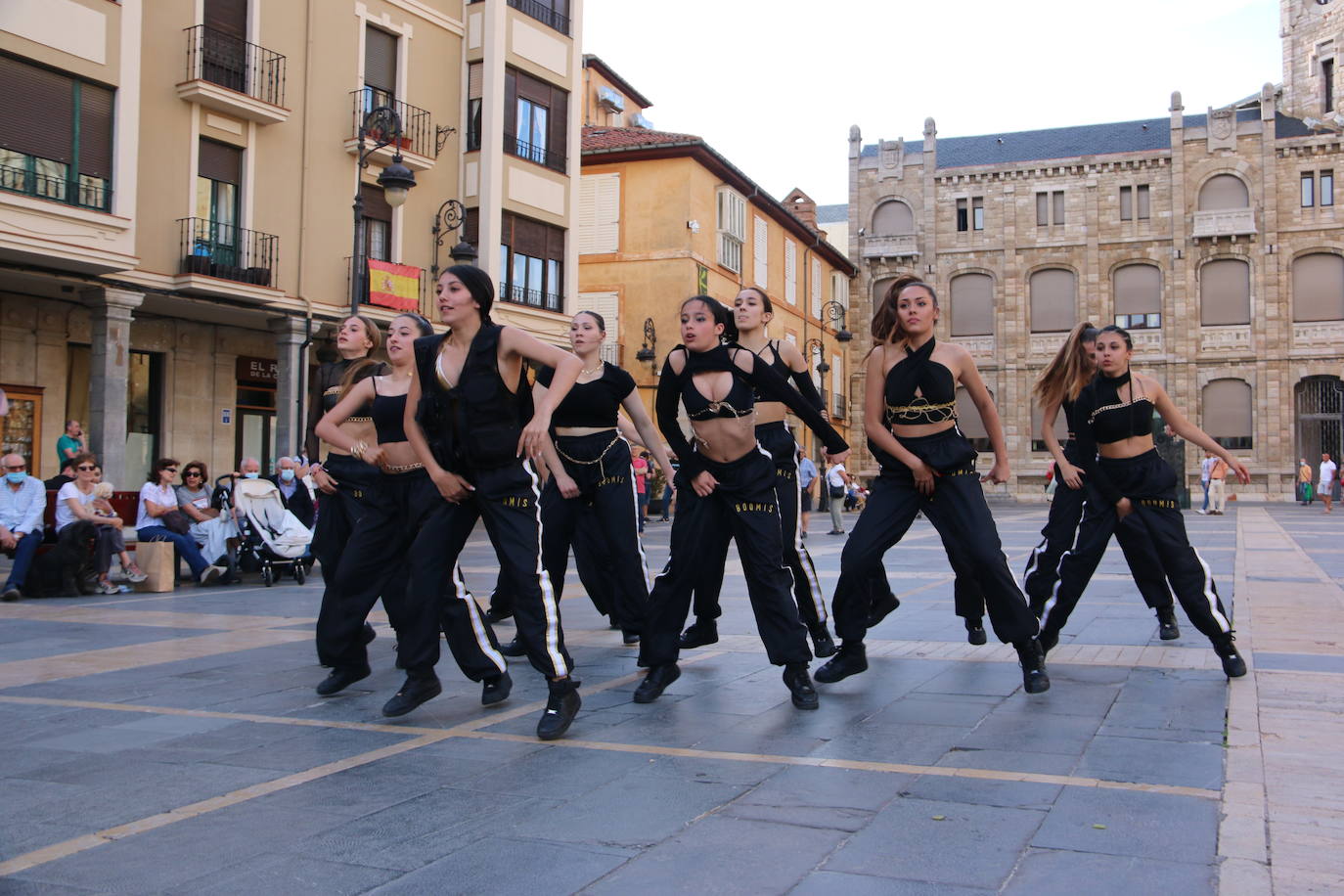 Las 'minis' y las boomis de Cras Dance bailan para leonoticias en la plaza de Regla.