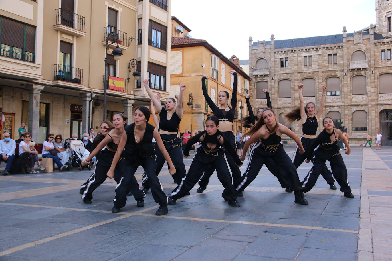 Las 'minis' y las boomis de Cras Dance bailan para leonoticias en la plaza de Regla.