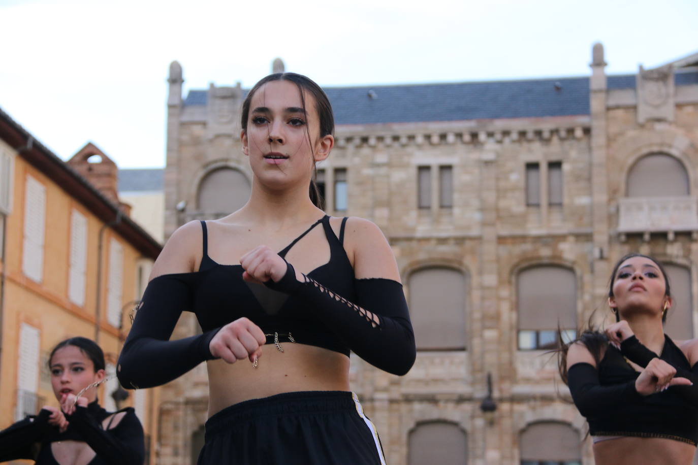 Las 'minis' y las boomis de Cras Dance bailan para leonoticias en la plaza de Regla.