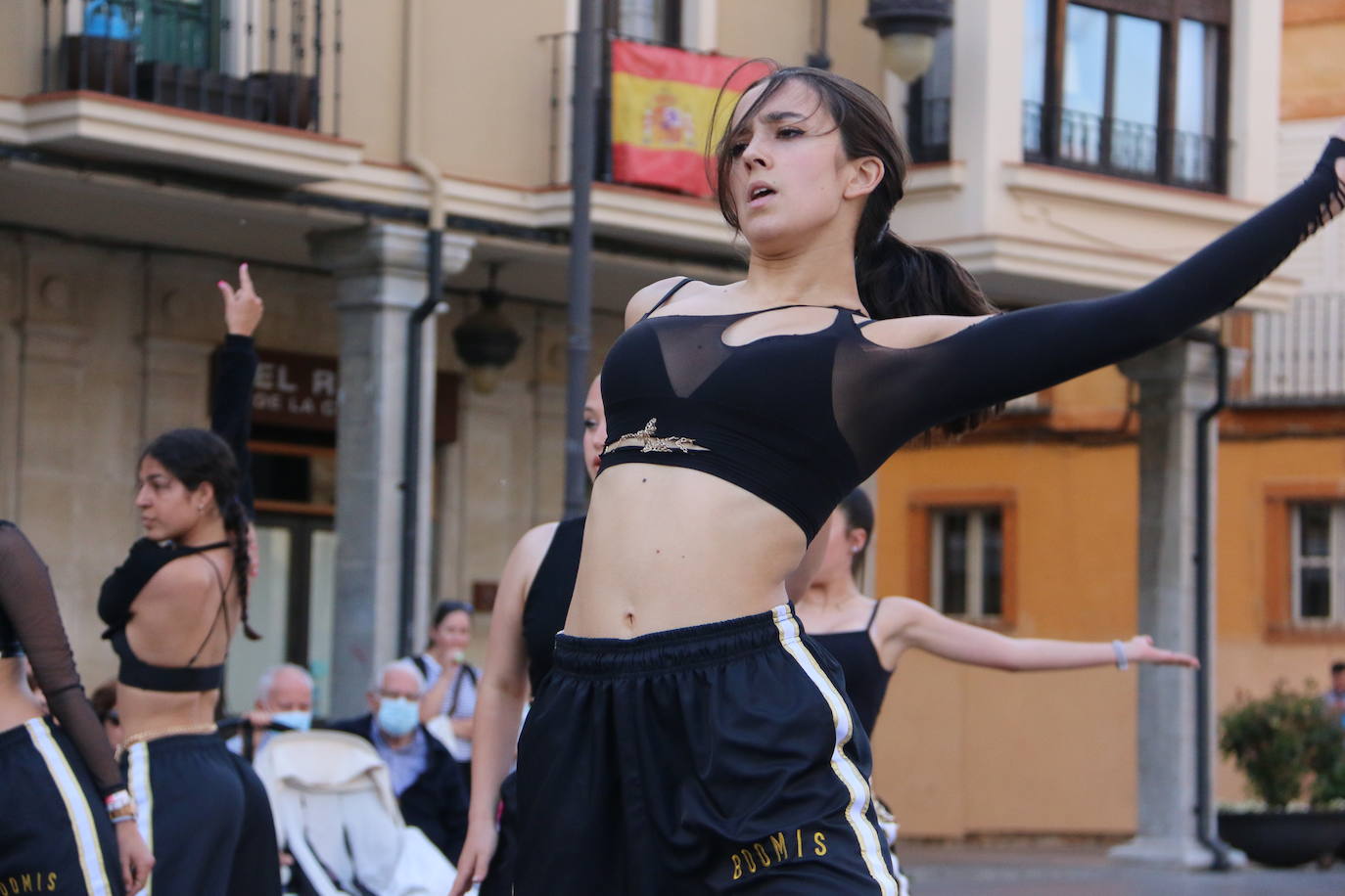 Las 'minis' y las boomis de Cras Dance bailan para leonoticias en la plaza de Regla.