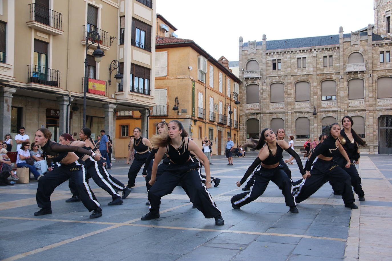 Las 'minis' y las boomis de Cras Dance bailan para leonoticias en la plaza de Regla.