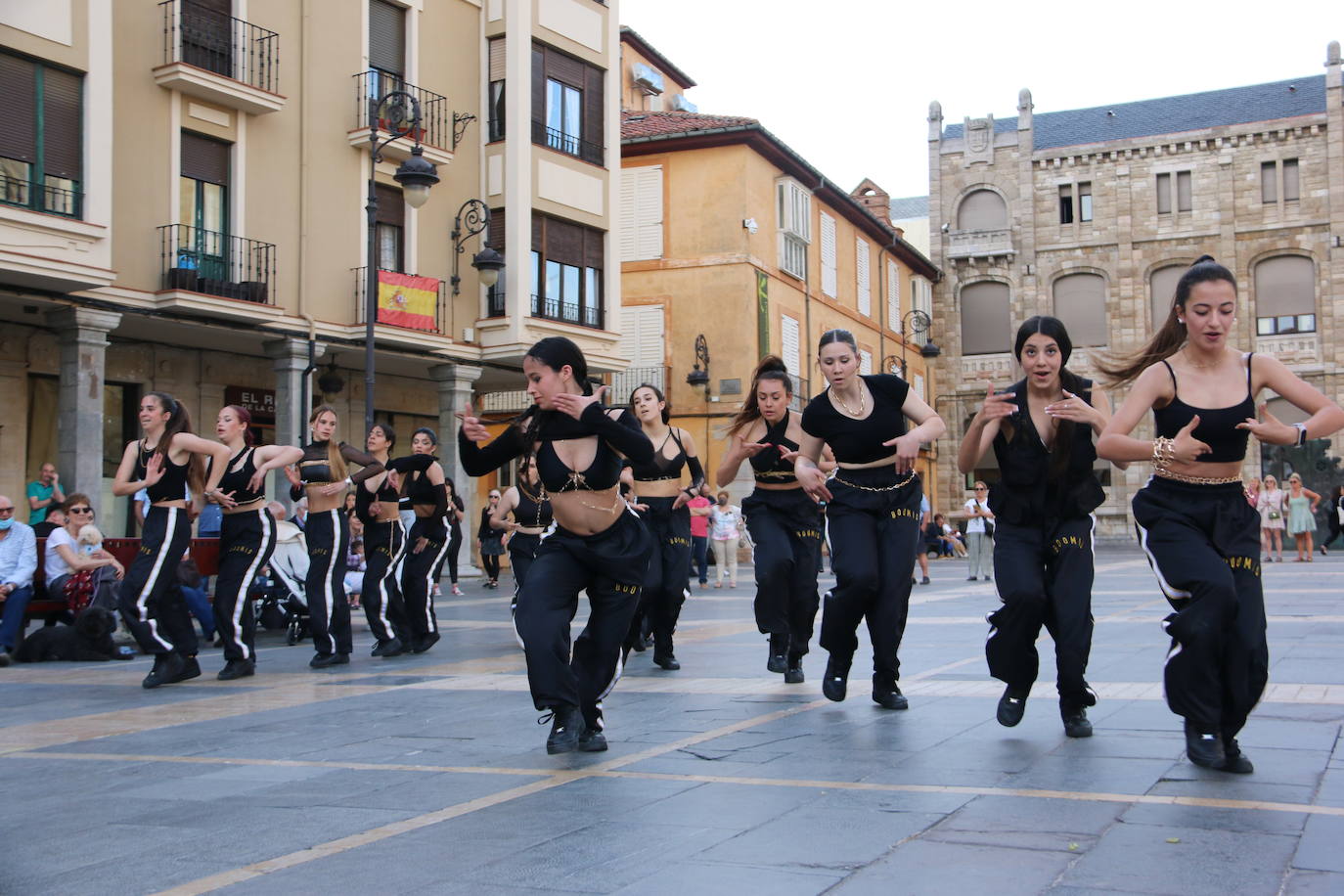 Las 'minis' y las boomis de Cras Dance bailan para leonoticias en la plaza de Regla.