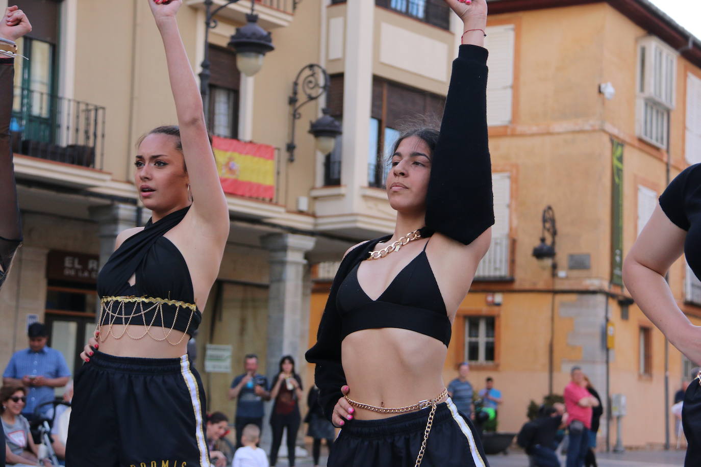 Las 'minis' y las boomis de Cras Dance bailan para leonoticias en la plaza de Regla.