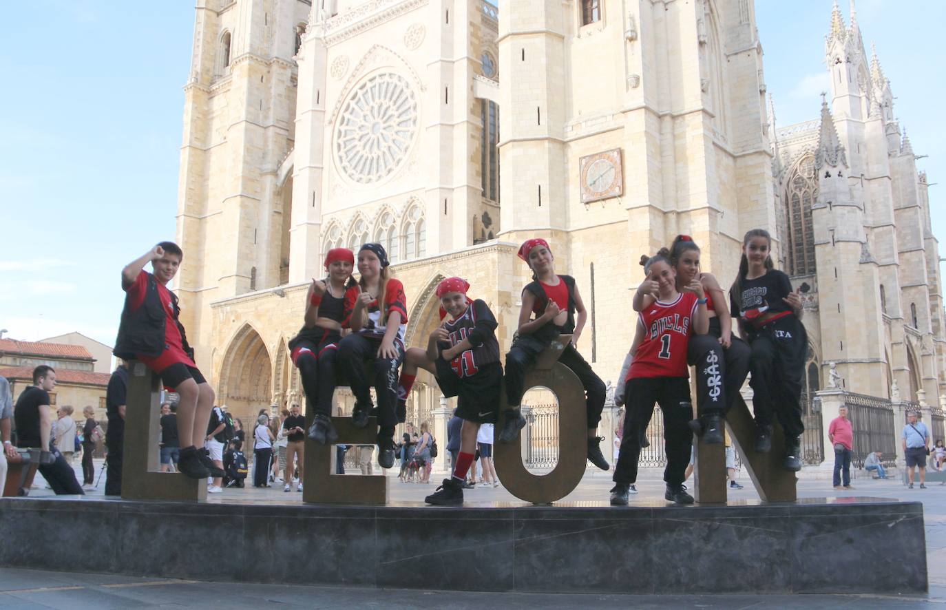 Las 'minis' y las boomis de Cras Dance bailan para leonoticias en la plaza de Regla.