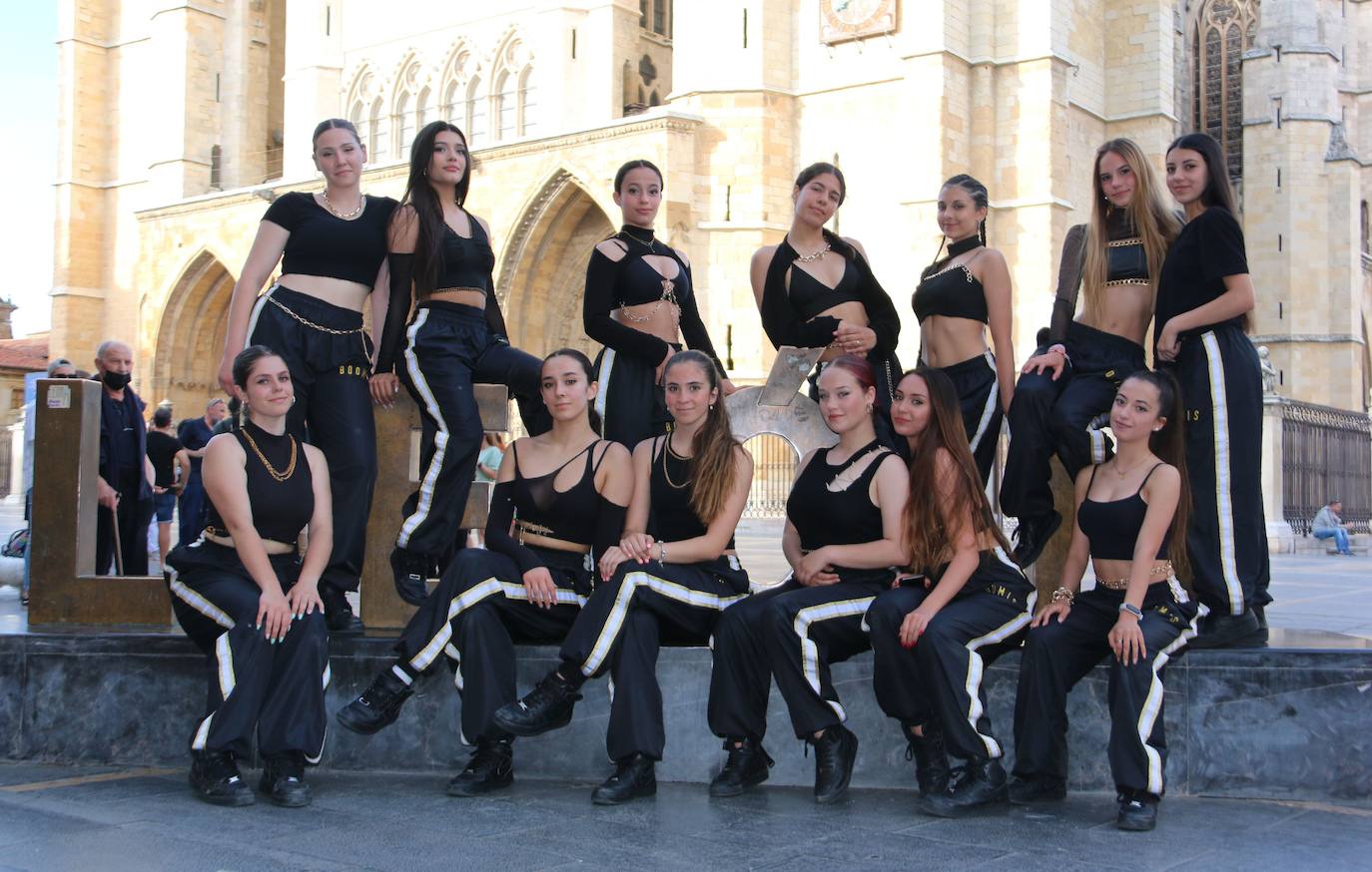 Las 'minis' y las boomis de Cras Dance bailan para leonoticias en la plaza de Regla.