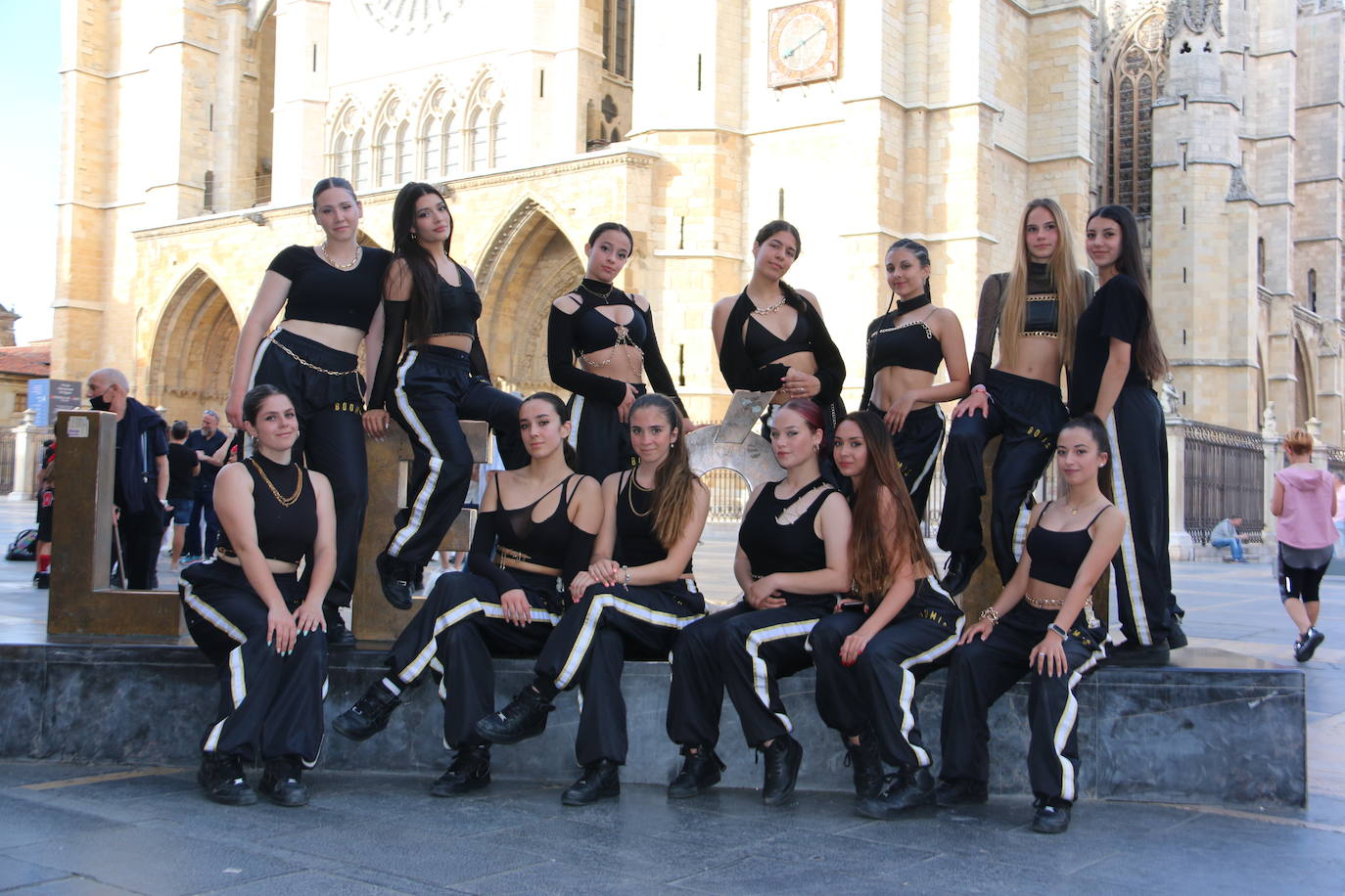 Las 'minis' y las boomis de Cras Dance bailan para leonoticias en la plaza de Regla.