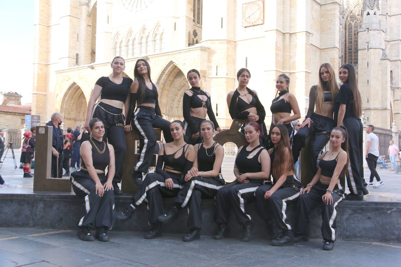 Las 'minis' y las boomis de Cras Dance bailan para leonoticias en la plaza de Regla.