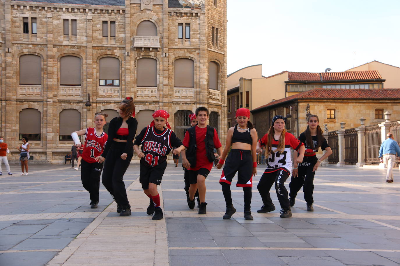 Las 'minis' y las boomis de Cras Dance bailan para leonoticias en la plaza de Regla.