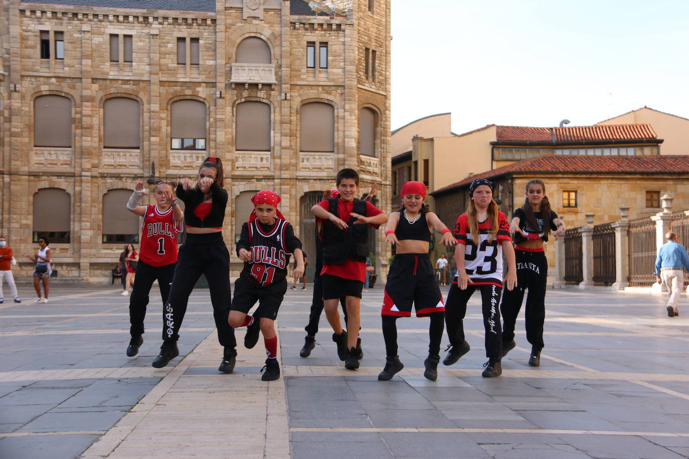 Las 'minis' y las boomis de Cras Dance bailan para leonoticias en la plaza de Regla.