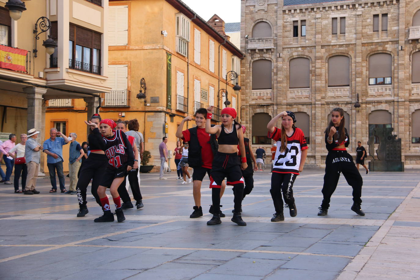 Las 'minis' y las boomis de Cras Dance bailan para leonoticias en la plaza de Regla.