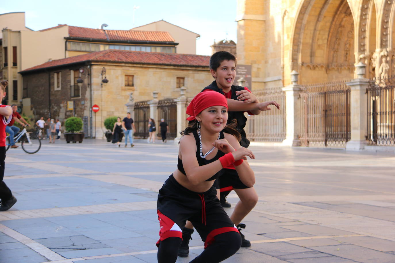 Las 'minis' y las boomis de Cras Dance bailan para leonoticias en la plaza de Regla.