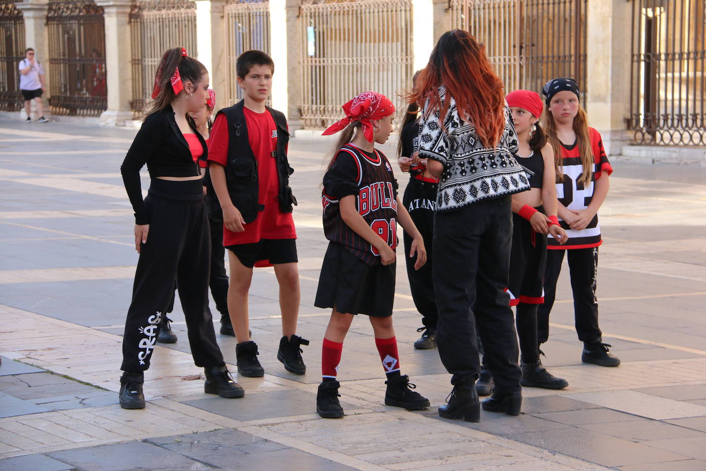 Las 'minis' y las boomis de Cras Dance bailan para leonoticias en la plaza de Regla.