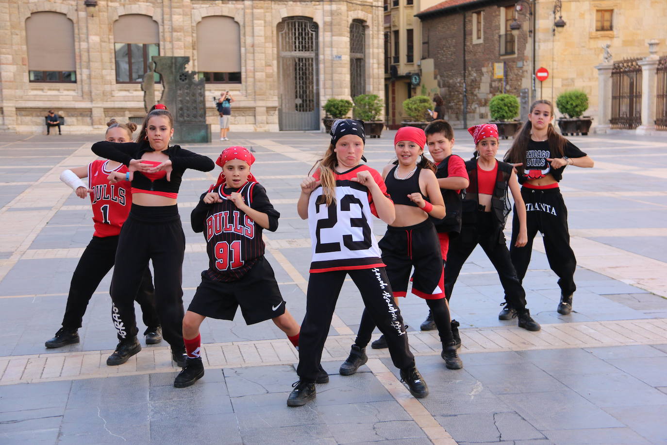 Las 'minis' y las boomis de Cras Dance bailan para leonoticias en la plaza de Regla.