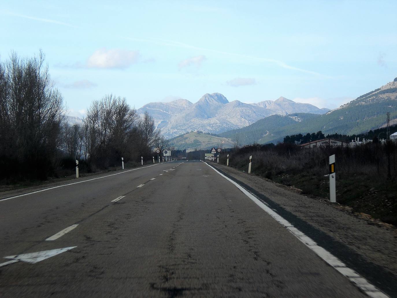 La nacional 625 a Santander, en el tramo Mansilla de las Mulas –Cistierna; tras años de abandono y promesas incumplidas para hacer una «vía rápida», se ha convertido en una trocha, en una vía pecuaria solo practicable para cuadrúpedos ferrados. No podemos vender el turismo y la comarca con este tipo de comunicaciones y presupuestos, agravios todos ellos que nos llevan al aislamiento, al olvido, a la desunión vecinal y comarcal. 