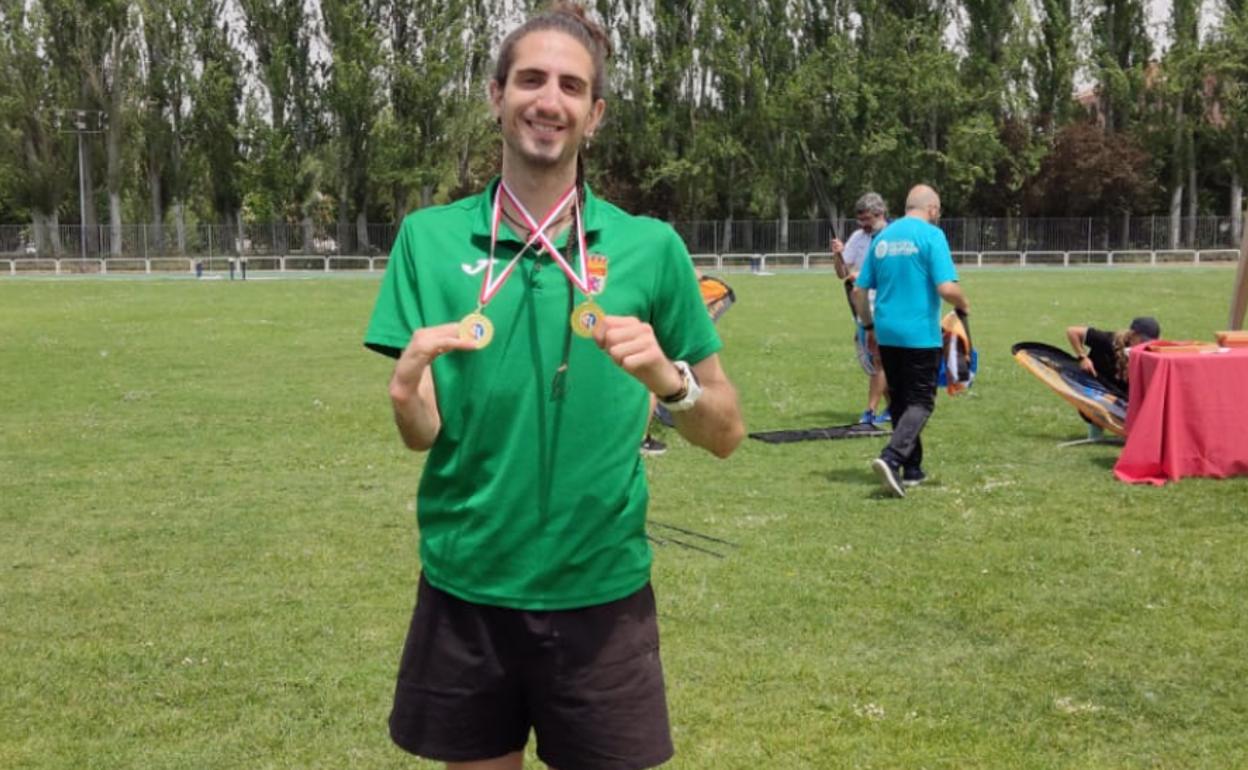 Dani Pérez posa con las dos medallas logradas en Burgos.