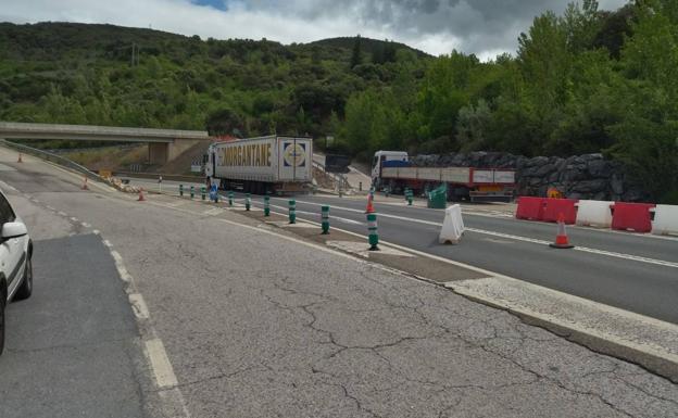 Abre al tráfico de vehículos la carretera N-120 en la curva de La Barosa tras finalizar las obras del nuevo puente.