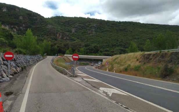 Los vehículos ya circulan por la carretera N-120 en La Barosa.