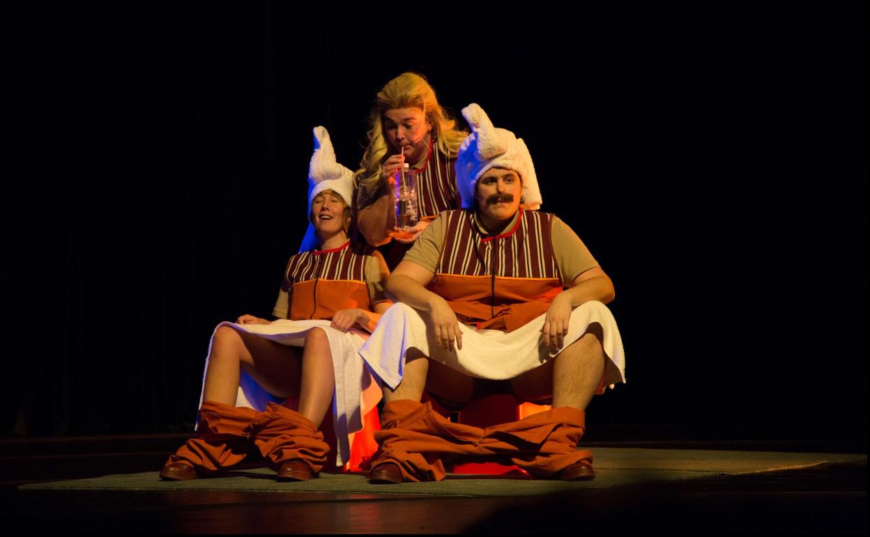 El grupo gallego A Panadaría presenta en el Bergidum 'Las que limpian'.