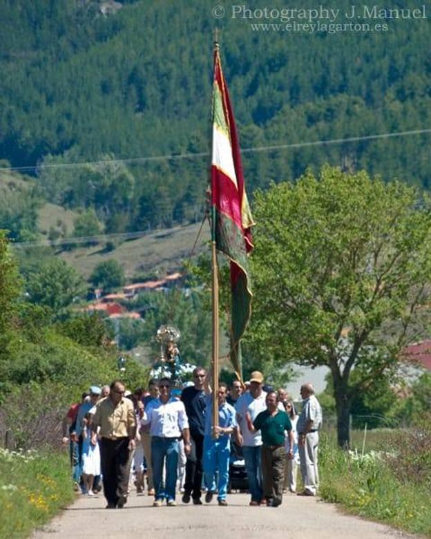 Romería de la Virgen de la Vega (Sorriba del Esla). Admira la perseverancia de cisterniegos y sorribeños en sus compartidas tradiciones religiosas. Continuando con esas tradiciones nos convertimos en un eslabón más de la cadena que explica de dónde venimos y la realidad presente que mira hacia un futuro en el que late un corazón de siglos.