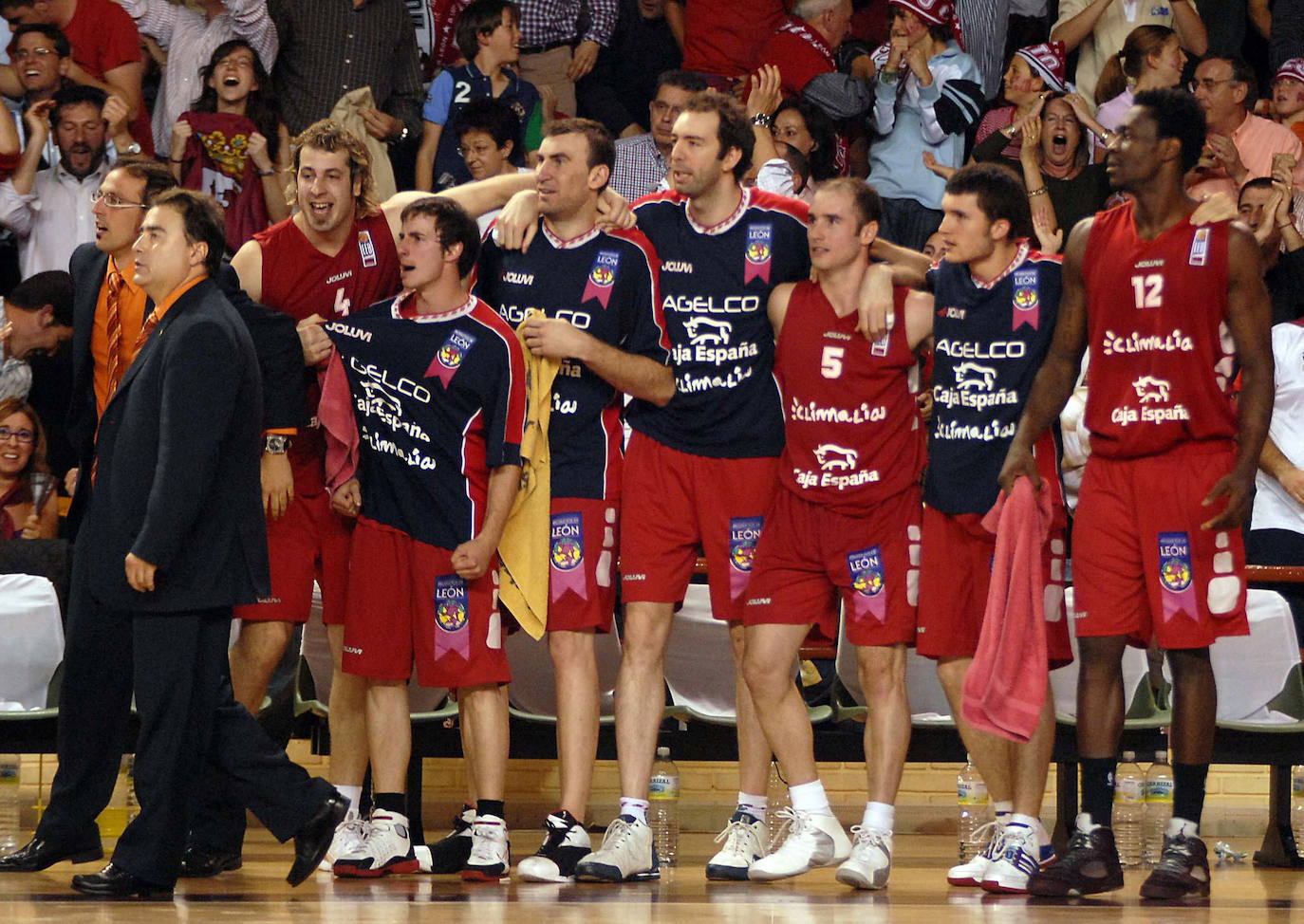 Varios de los integrantes de la plantilla y cuerpo médico que lograron en 2007 el ascenso a ACB de Baloncesto León se reúnen con leonoticias para recordar un día «inolvidable» en sus vidas.