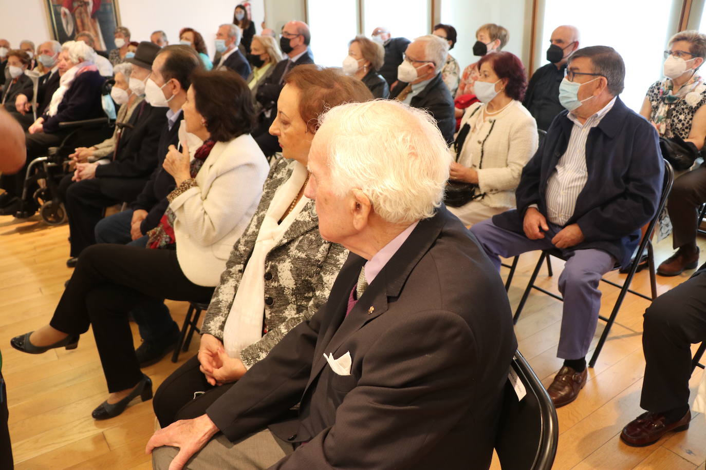 El Ayuntamiento de León homenajea a 25 parejas que cumplen 50, 60 o 65 años casados y que reconocen estar «tan enamorados como el primer día». La receta que tienen para los jóvenes es «recapacitar en el momento justo y llevar la pareja al 50 por ciento». 