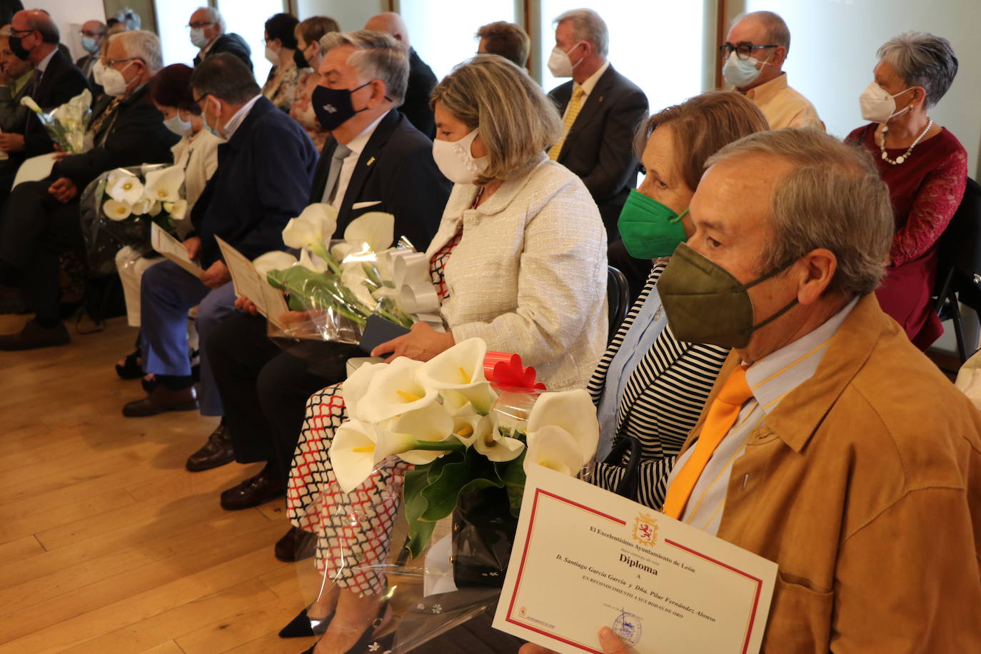 El Ayuntamiento de León homenajea a 25 parejas que cumplen 50, 60 o 65 años casados y que reconocen estar «tan enamorados como el primer día». La receta que tienen para los jóvenes es «recapacitar en el momento justo y llevar la pareja al 50 por ciento». 