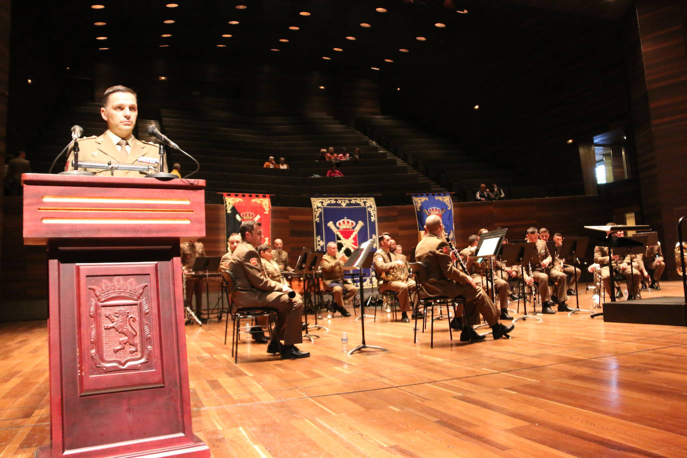 Los instrumentos con los que combaten las Fuerzas Armadas. La Unidad de Música del Cuartel General de la División «San Marcial» abre las celebraciones del Día de las Fuerzas Armadas con un concierto en el Auditorio de León. 