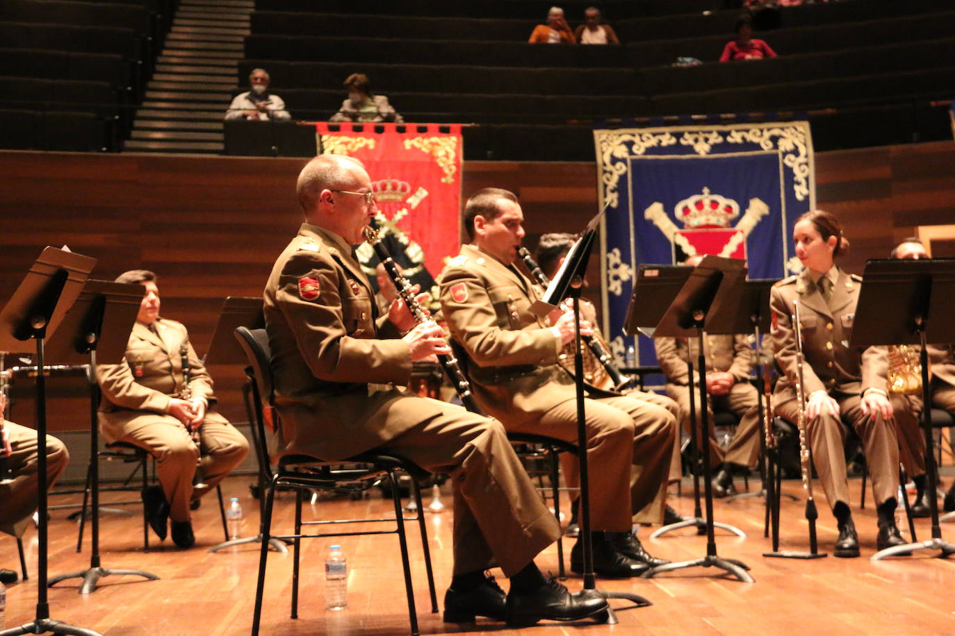 Los instrumentos con los que combaten las Fuerzas Armadas. La Unidad de Música del Cuartel General de la División «San Marcial» abre las celebraciones del Día de las Fuerzas Armadas con un concierto en el Auditorio de León. 