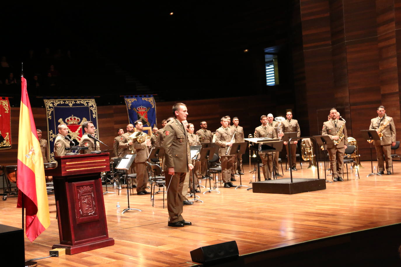 Los instrumentos con los que combaten las Fuerzas Armadas. La Unidad de Música del Cuartel General de la División «San Marcial» abre las celebraciones del Día de las Fuerzas Armadas con un concierto en el Auditorio de León. 