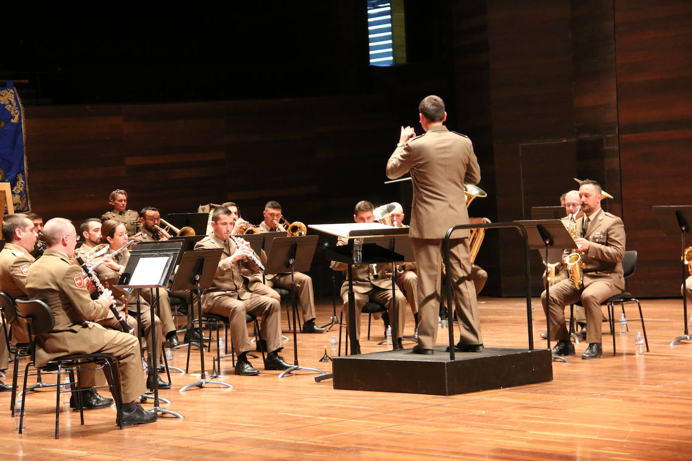 Los instrumentos con los que combaten las Fuerzas Armadas. La Unidad de Música del Cuartel General de la División «San Marcial» abre las celebraciones del Día de las Fuerzas Armadas con un concierto en el Auditorio de León. 