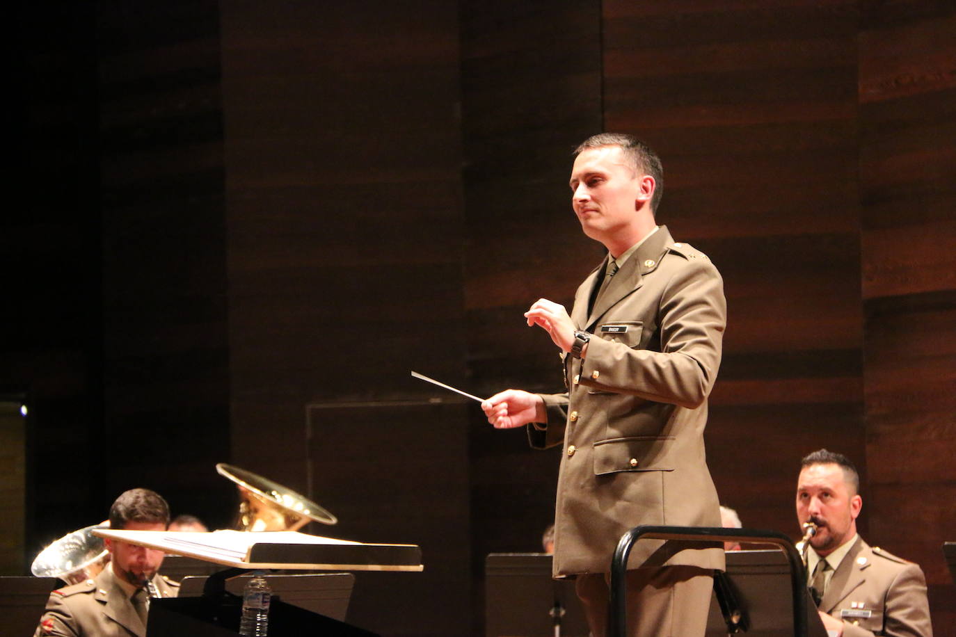 Los instrumentos con los que combaten las Fuerzas Armadas. La Unidad de Música del Cuartel General de la División «San Marcial» abre las celebraciones del Día de las Fuerzas Armadas con un concierto en el Auditorio de León. 