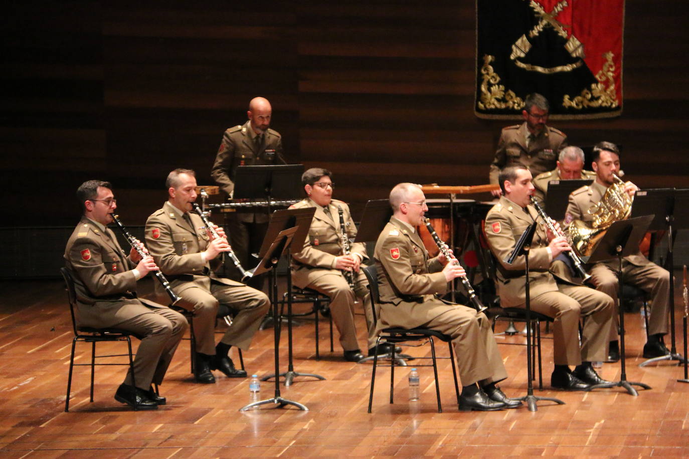 Los instrumentos con los que combaten las Fuerzas Armadas. La Unidad de Música del Cuartel General de la División «San Marcial» abre las celebraciones del Día de las Fuerzas Armadas con un concierto en el Auditorio de León. 