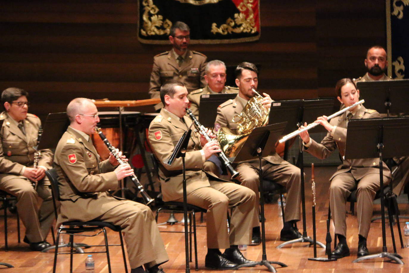 Los instrumentos con los que combaten las Fuerzas Armadas. La Unidad de Música del Cuartel General de la División «San Marcial» abre las celebraciones del Día de las Fuerzas Armadas con un concierto en el Auditorio de León. 