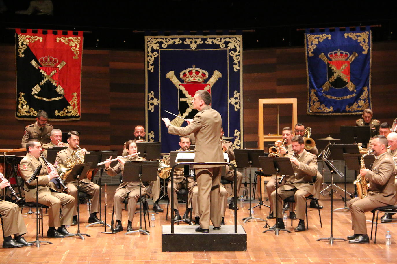 Los instrumentos con los que combaten las Fuerzas Armadas. La Unidad de Música del Cuartel General de la División «San Marcial» abre las celebraciones del Día de las Fuerzas Armadas con un concierto en el Auditorio de León. 