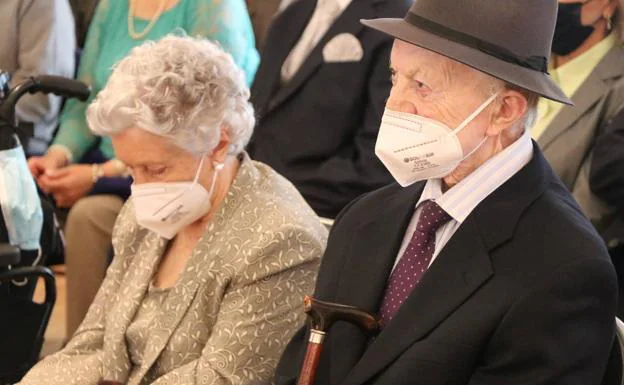 Galería. Parejas que han vivido 'toda una vida' de la mano han recibido este martes, en el Ayuntamiento de León, un merecido reconocimiento institucional.