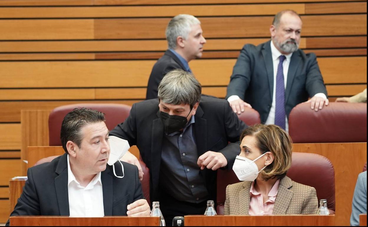 Luis Mariano Santos comparte charla con otros procuradores instantes antes del inicio de la sesión en las Cortes.