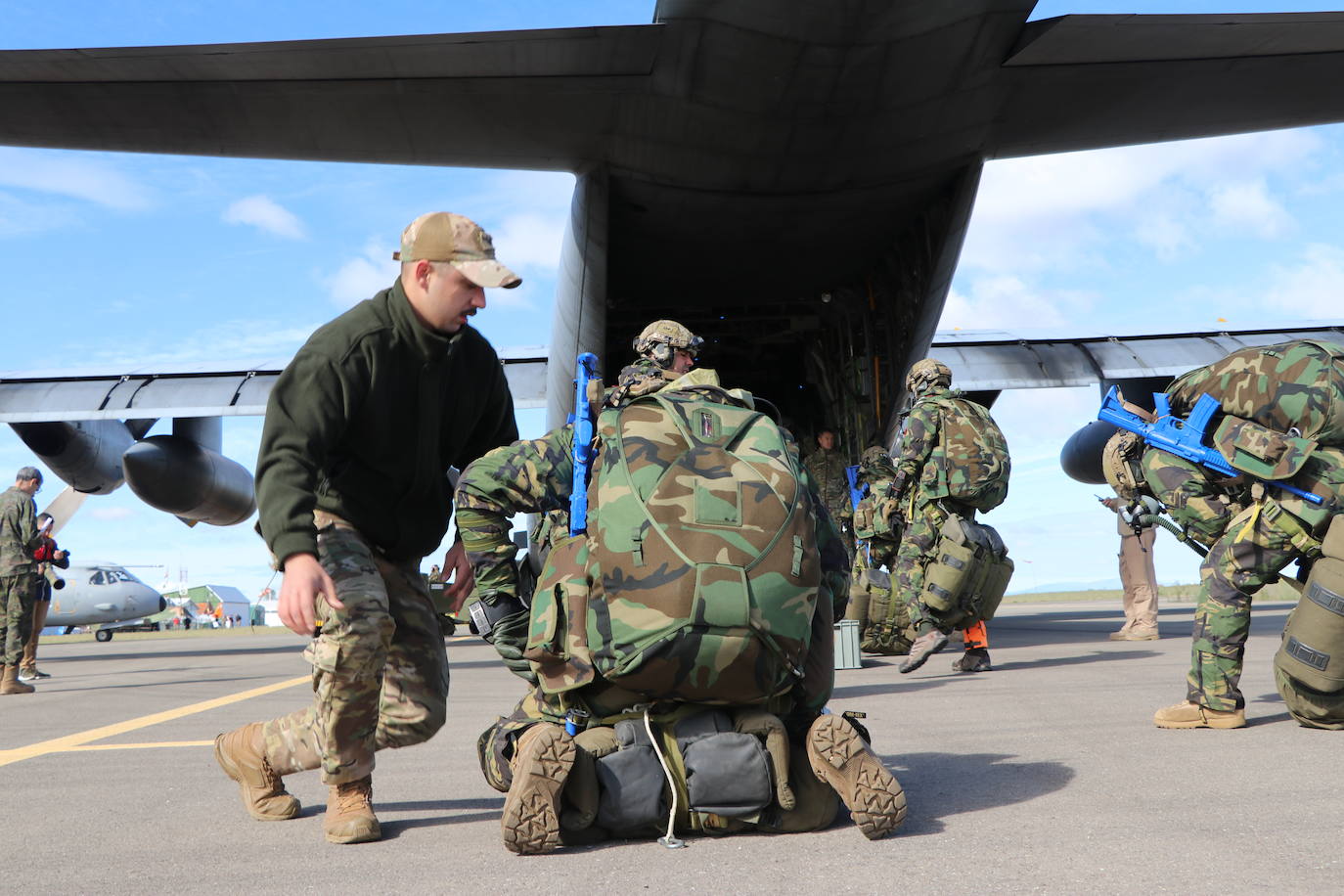 Ejercicio Lone Paratrooper acerca a la elite europea del paracaidas a la Virgen del Camino. 