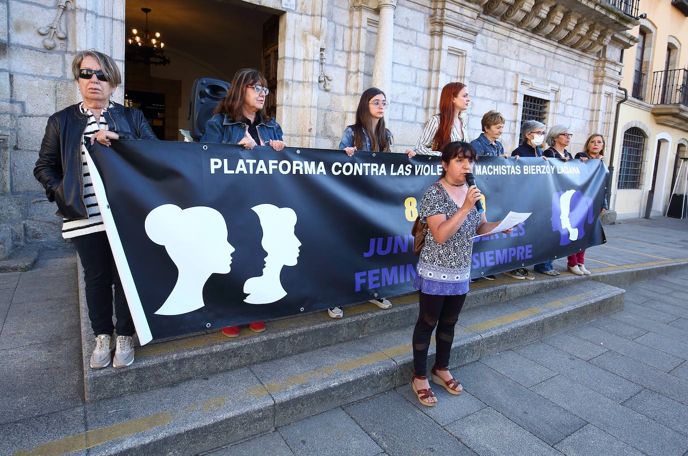 Concentración de la Plataforma Contra las Violencias Machistas del Bierzo y Laciana contra la puesta en libertad provisional del exconcejal de Ponferrada Pedro Muñoz