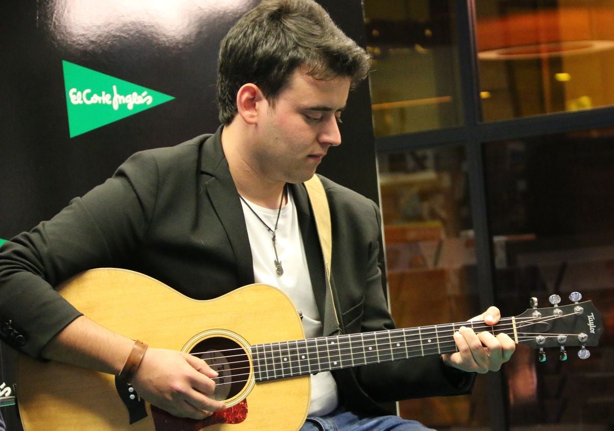 El cantante leonés ofrece un concierto en acústico para presentar su nuevo tema 'Latidos' en El Corte Inglés de León