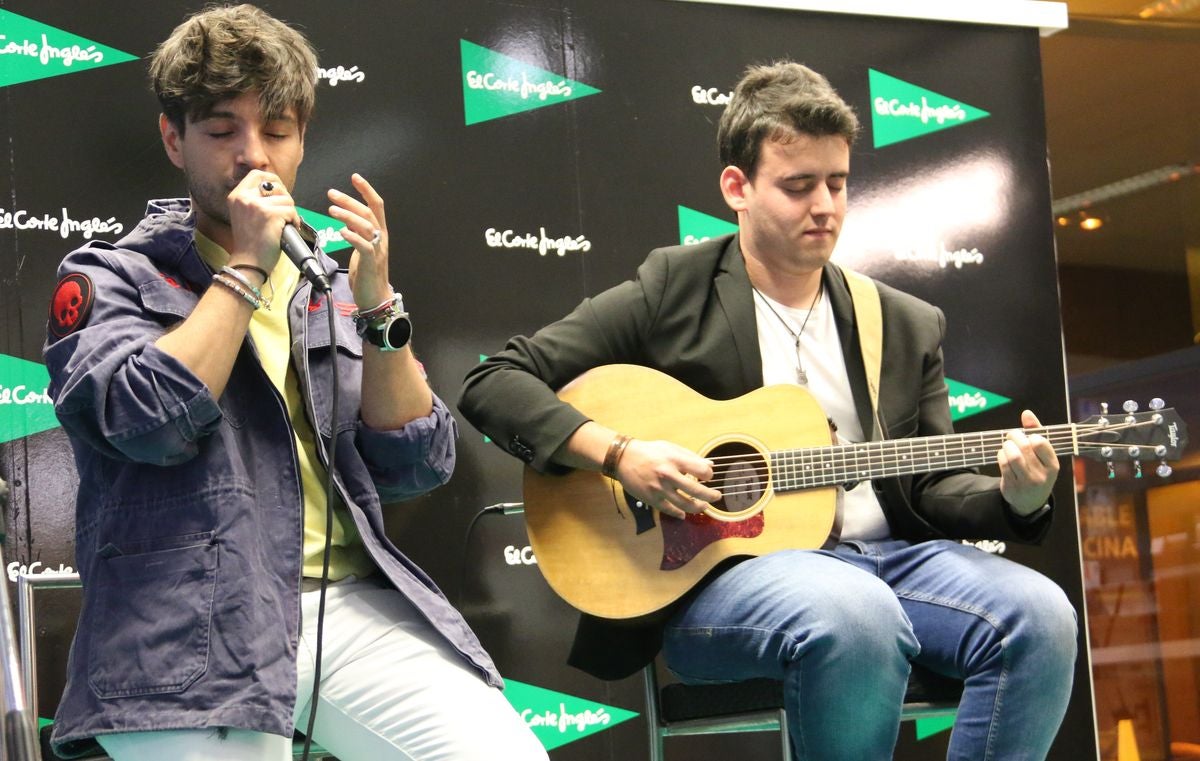 El cantante leonés ofrece un concierto en acústico para presentar su nuevo tema 'Latidos' en El Corte Inglés de León