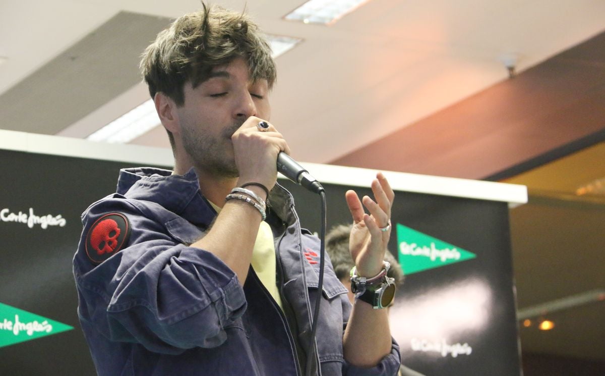 El cantante leonés ofrece un concierto en acústico para presentar su nuevo tema 'Latidos' en El Corte Inglés de León