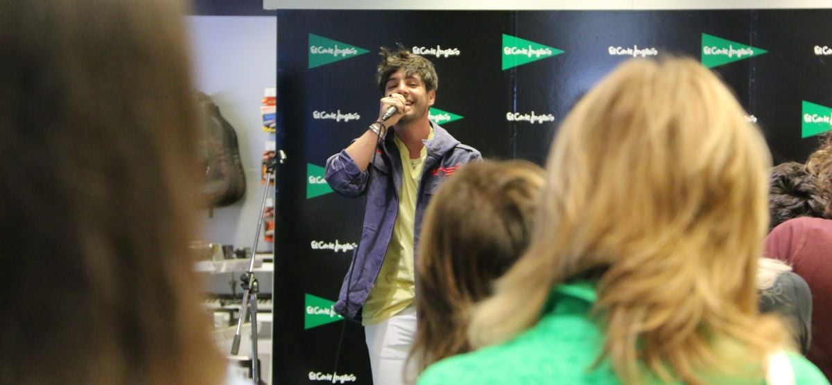 El cantante leonés ofrece un concierto en acústico para presentar su nuevo tema 'Latidos' en El Corte Inglés de León