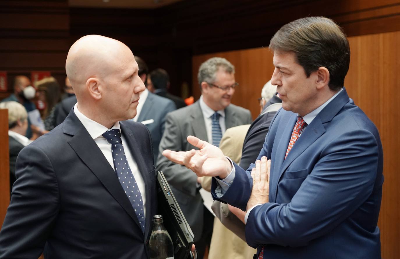 El presidente de la Junta de Castilla y León, Alfonso Fernández Mañueco junto al vicepresidente Juan García Gallardo durante su intervención en el Pleno de las Cortes se han convertido en los protagonistas del pleno de las Cortes, avivado por las polémicas declaraciones realizadas por el representante de la formación Vox. 