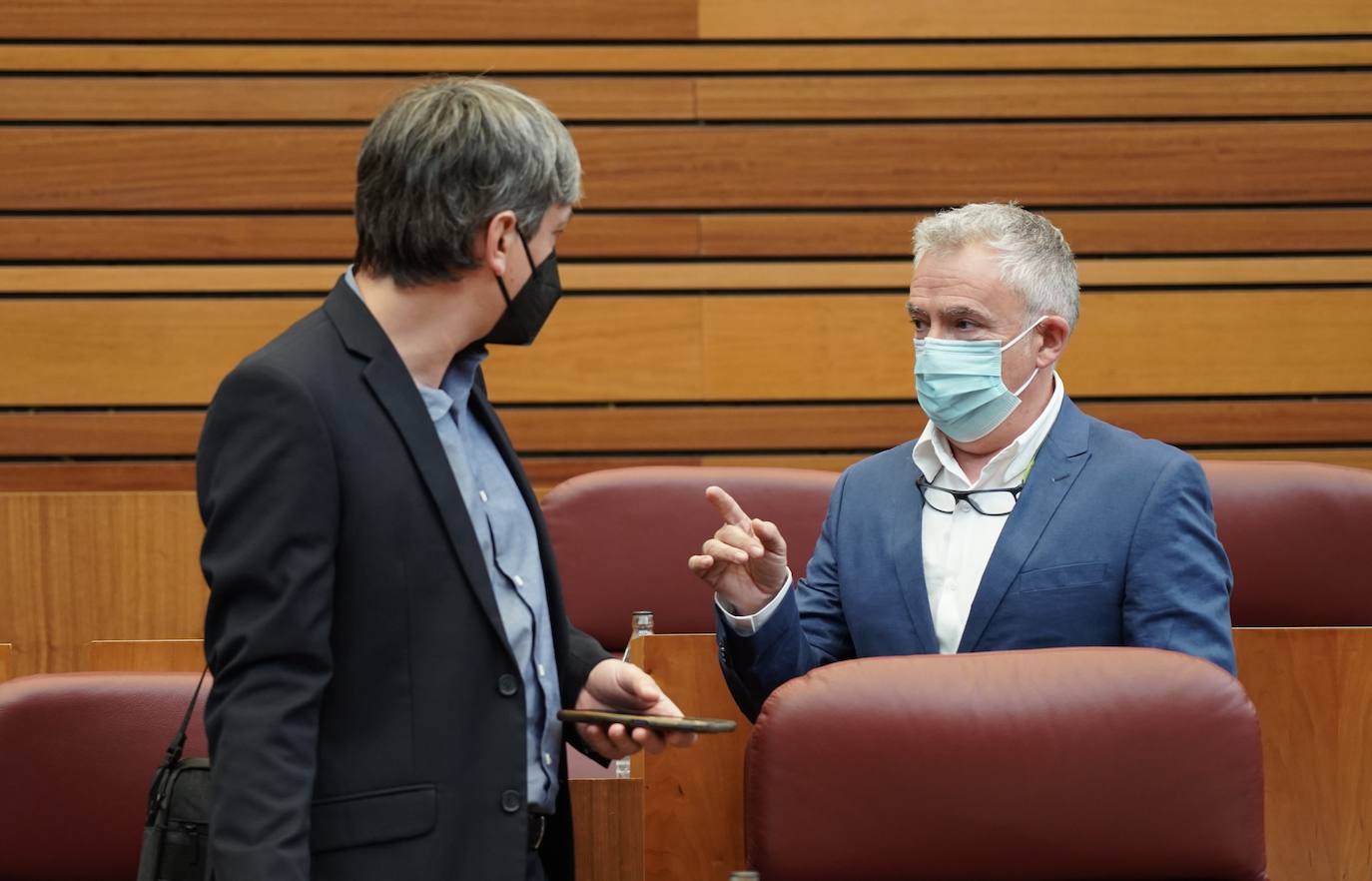 El presidente de la Junta de Castilla y León, Alfonso Fernández Mañueco junto al vicepresidente Juan García Gallardo durante su intervención en el Pleno de las Cortes se han convertido en los protagonistas del pleno de las Cortes, avivado por las polémicas declaraciones realizadas por el representante de la formación Vox. 