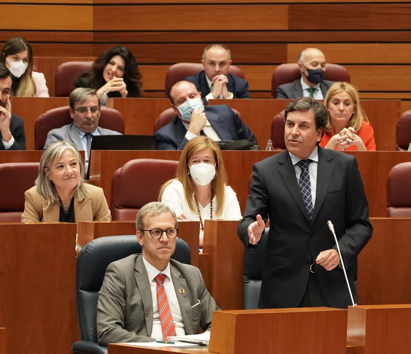 El presidente de la Junta de Castilla y León, Alfonso Fernández Mañueco junto al vicepresidente Juan García Gallardo durante su intervención en el Pleno de las Cortes se han convertido en los protagonistas del pleno de las Cortes, avivado por las polémicas declaraciones realizadas por el representante de la formación Vox. 